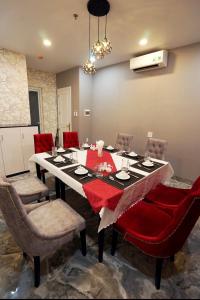 潘切TIFFANY HOTEL & RESTAURANT的一间带桌椅和红色桌布的用餐室
