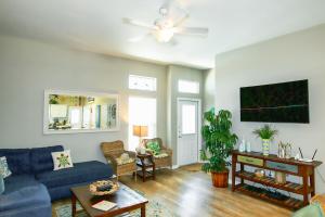 科珀斯克里斯蒂Crab Shack的客厅配有蓝色的沙发和吊扇