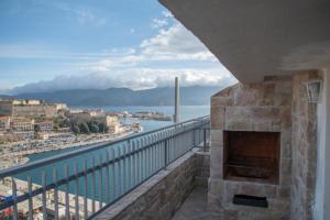 费拉约港Mare Fuori的设有一个带壁炉的海景阳台。