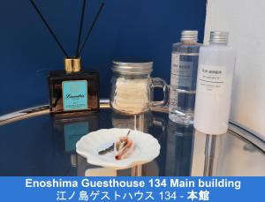 藤泽江之岛134号旅馆的配有肥皂和牙刷的玻璃桌