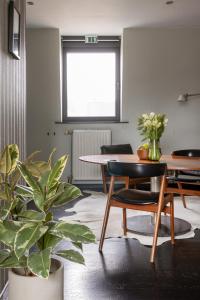 根特Studio Spiegelhof的一间配备有桌椅和植物的房间