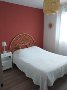 拉罗克德格兰Fan 36B的卧室配有白色的床和红色的墙壁