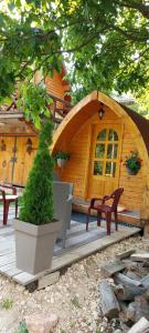Crni VrhVila Jelena - BUNGALOV的一个小木舱,配有长凳和一棵树