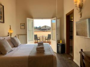佛罗伦萨大卫酒店的一间卧室配有一张床,阳台配有桌子