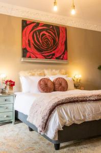 希尔克雷斯特La Casa Nostra Villa Rose Garden Bella的一间卧室配有一张壁画床