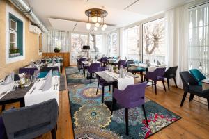 萨菲登安斯泰内嫩米尔兴登堡酒店的一间带桌子和紫色椅子的用餐室