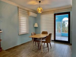 İznik伊兹尼克阿斯卡尼亚酒店的一间带桌椅和窗户的用餐室