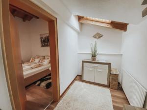 耶岑斯Ferienhaus Lentsch的一间小卧室,配有一张床和镜子