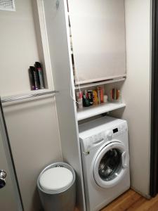 达尔沃沃Apartament z antresolą的一间带洗衣机和洗衣机的小浴室