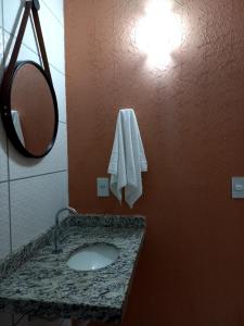 圣米格尔-杜戈斯托苏Pousada Império的一间带水槽和镜子的浴室