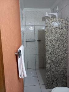圣米格尔-杜戈斯托苏Pousada Império的带淋浴的浴室和玻璃门