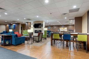 宾厄姆顿Comfort Inn Binghamton I-81的大堂设有色彩缤纷的桌椅和自助餐厅