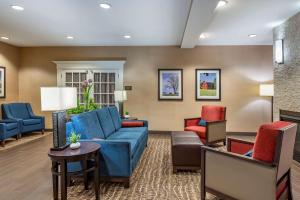 Wilder怀尔德江山套房旅馆的客厅配有蓝色的沙发和椅子