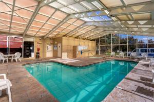 西瓦利城西瓦利康福特茵酒店 - 盐湖城南的大型游泳池设有可伸缩的天花板