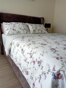哥打巴鲁Al Zahra Homestay by Troika Kota Bharu的一张床上的白色毯子,上面有鲜花