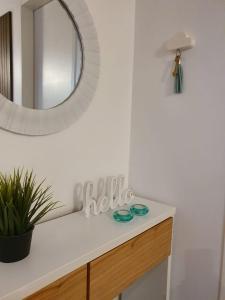 卢汉NidoAparte Departamento Lujan Centro的浴室的柜台配有镜子和水槽