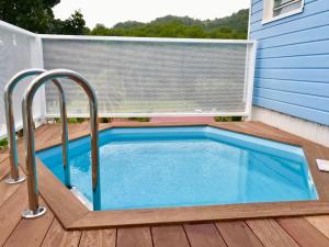勒弗朗索瓦Villas Smoothie Papaya的一个带扶手的甲板上的小型游泳池