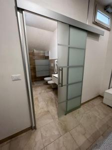 乌贾诺拉基耶萨B&B Quintadecima的一间带玻璃门的浴室和一间带卫生间的浴室