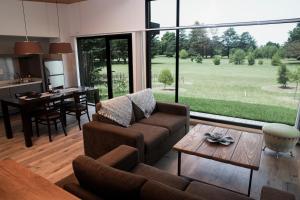 本塔纳山村Ventania Golf Resort的客厅配有沙发和桌子