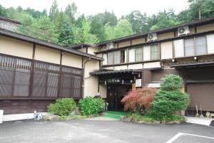 高山村山日式旅馆的前面有停车位的大楼