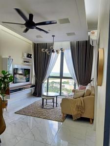 哥打巴鲁Al Zahra Homestay by Troika Kota Bharu的带沙发和大窗户的客厅