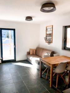莫济列Sunshine Apartments Golte - Sauna的客厅配有沙发和桌子