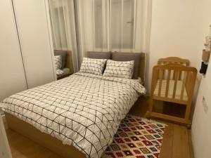 特拉维夫Laura Compound- Authentic 1 BR charming & specious的一间小卧室,配有一张床和一把椅子