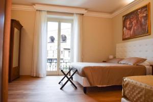 罗马Hotel Salis的一间卧室设有一张床和一个大窗户