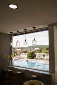 波多诺伏金字塔酒店的透过窗户可欣赏到游泳池的景色