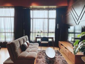 关丹Serene Studio Imperium Residence Kuantan的客厅配有沙发和桌子