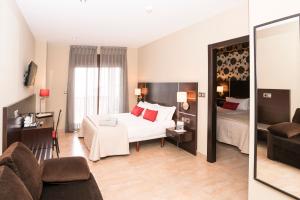 波多诺伏皮拉米德2酒店的酒店客房设有床和客厅。