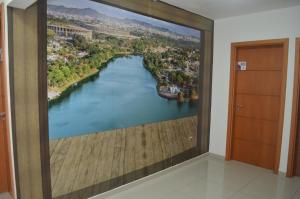 韦斯帕夏诺Hotel Grande Minas的墙上一幅大画
