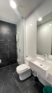 乔治市New Georgetown Stylist 2BR Homestay for 10pax 无敌美景两房民宿 Beacon Executive Suite的一间带卫生间、水槽和镜子的浴室