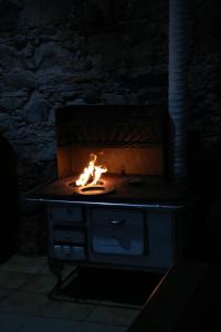 穆库热Pousada Encanto da Roça的火炉在房间内