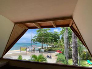拉斯特拉纳斯guest house MY WAY的客房设有大窗户,享有海滩美景。
