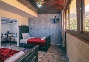 舍夫沙万HOTEL PEDRO的一间卧室配有一张床、一张沙发和一个窗口