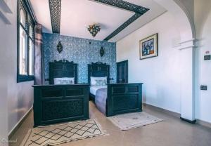 舍夫沙万HOTEL PEDRO的一间卧室设有床铺和蓝色及白色的墙壁
