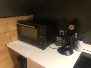 NancrayLove Chalet的厨房台面上的一个微波炉