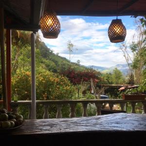 PijaoHabitación Las Bromelias, Pijao, Finca Flora del Rio的山景门廊