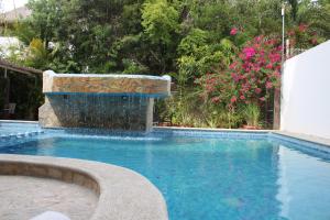 圣克鲁斯华特库太平洋阿里纳斯酒店的庭院中一个带喷泉的游泳池