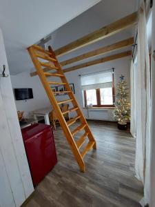 波德古任Chatka Podgórna的圣诞树客房的楼梯