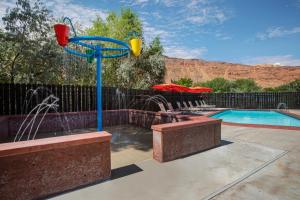 摩押Sun Outdoors Moab Downtown的庭院中一个带喷泉的游泳池
