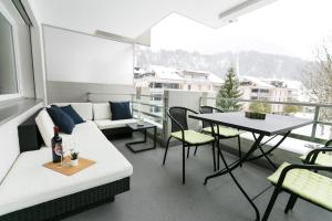 英格堡Spirit Apartments - Balkon - Bergsicht - Parkplatz的客厅配有沙发和阳台桌子