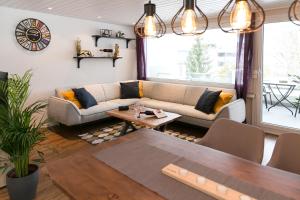 英格堡Spirit Apartments - Balkon - Bergsicht - Parkplatz的客厅配有沙发和桌子