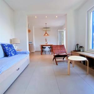 索布拉Mljet 4You - Beach House的客厅配有沙发、椅子和桌子