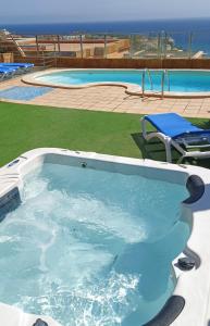 圣阿古斯丁Luxury 5 star Villa Violetta with amazing sea view, jacuzzi and heated pool的大型游泳池,带大型蓝色游泳池