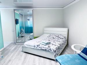 第聂伯罗Апартаменти завжди зі світлом的卧室配有白色的床和镜子