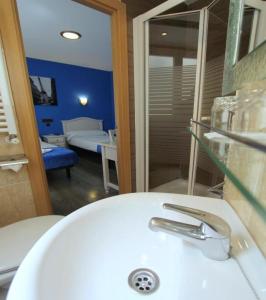 马德里雷西欧旅馆的浴室设有白色水槽和镜子