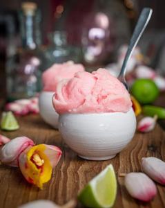 BeauregardHabitation Noelesse的桌上的三碗粉红色冰淇淋