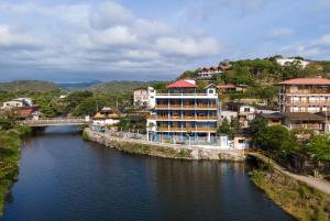 蒙塔尼塔Hotel Sol y Playa Montañita的城市中一条有建筑物和桥梁的河流